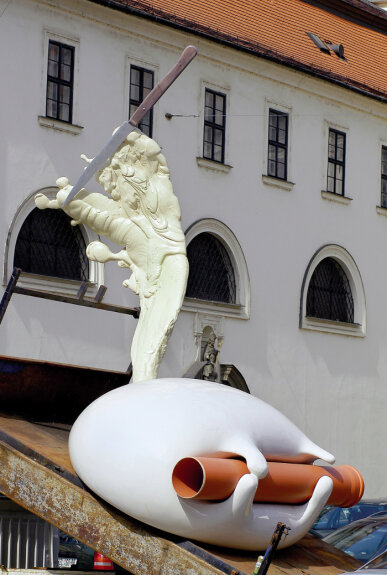 Lukáš Rittstein,  Virtual Plain, fibreglass, Moravské náměstí